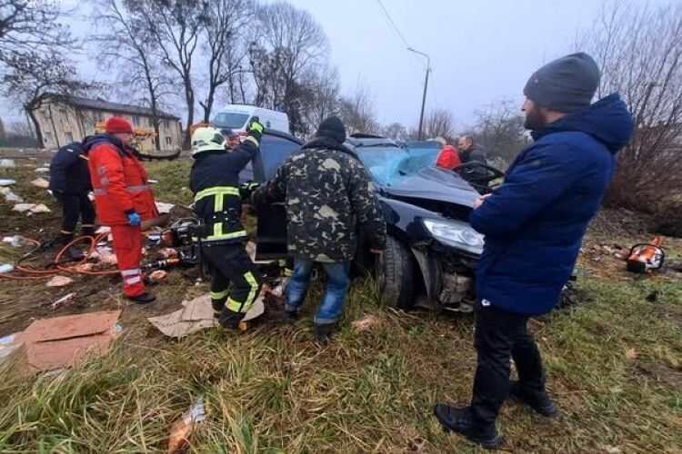 У Луцькому районі рятувальники надали допомогу на місці ДТП (Фото)