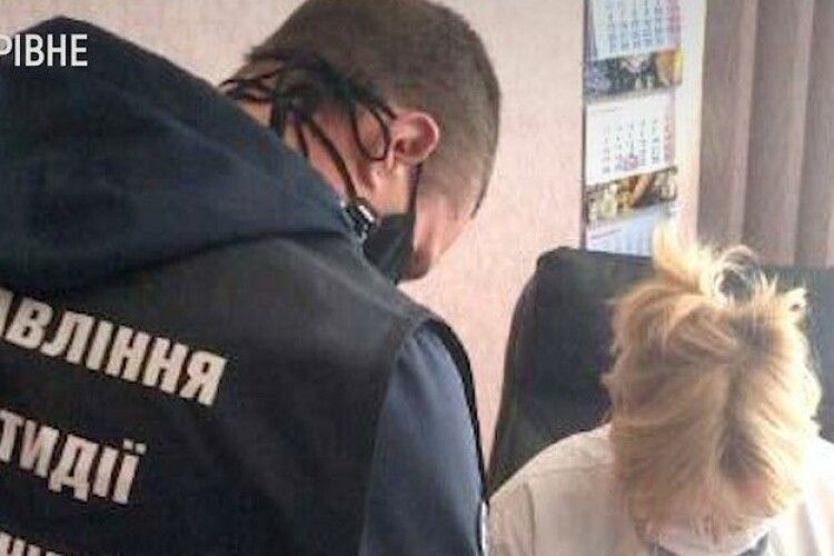 У справі про наркозбут мешканців Рівненщини, які перебували на замісній терапії, правоохоронці обшукали київські аптеки