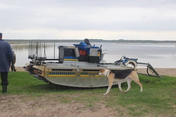 На дні волинського озера машина-амфібія трохи покосила бур’яни