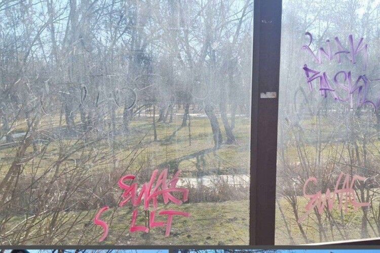 Без графіті та оголошень: у Луцьку розпочали масштабне прибирання зупинок