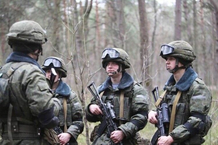 Збройні сили агресора переміщують свою техніку територією білорусі на її південні кордони