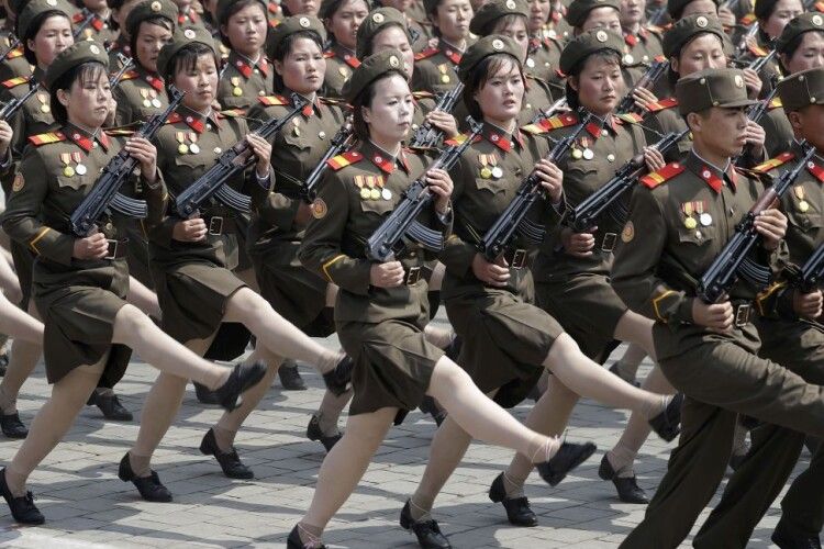 Пов'язки для ніг замість прокладок і підвішування на залізо холодними руками: солдатка розповіла про жахливі муки жінок в армії КНДР