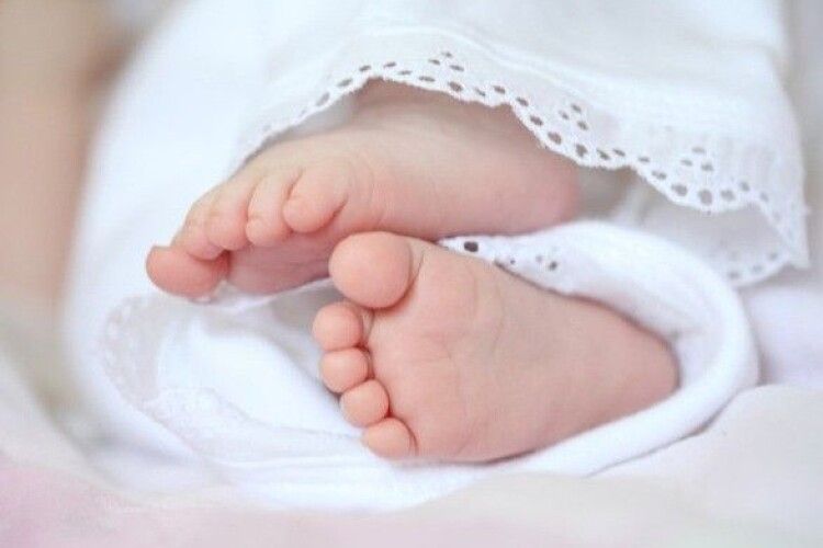 Українка продала власну дитину парі з Китаю під прикриттям сурогатного материнства
