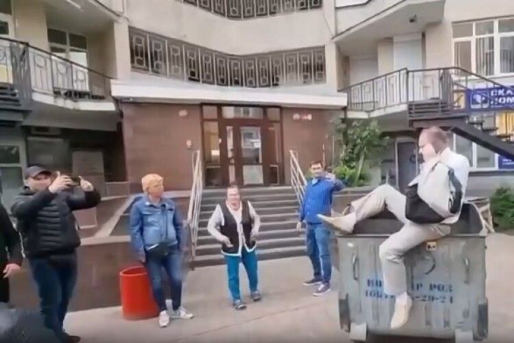 Екснардепа Тараса Чорновола облили зеленкою і кинули у смітник (Відео)