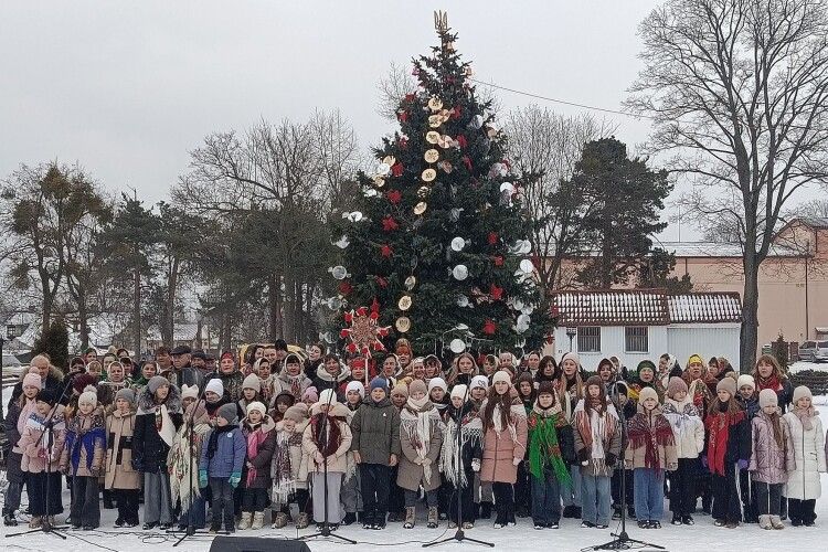 У громаді на Волині відбувся велелюдний благодійний фестиваль колядок та щедрівок (Фото)