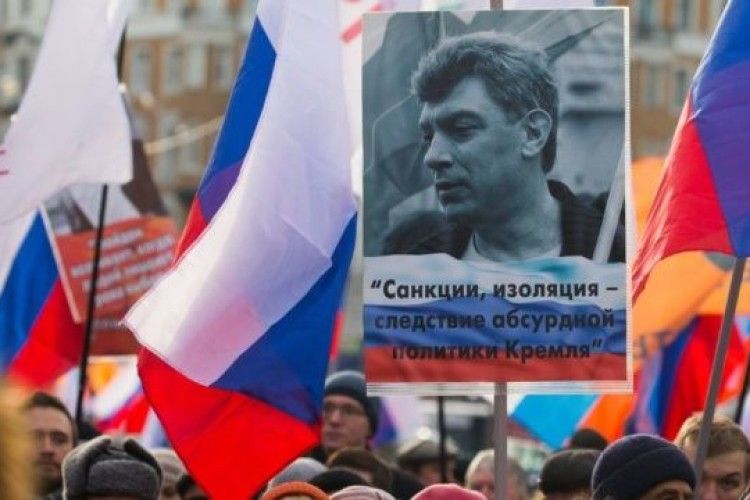 На марші пам'яті Нємцова в Москві скандували «Герої не вмирають» (Відео)