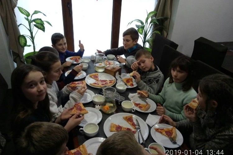 Діти з сімей, що знаходяться в складних життєвих обставинах, завдяки благодійникам  куштували піцу