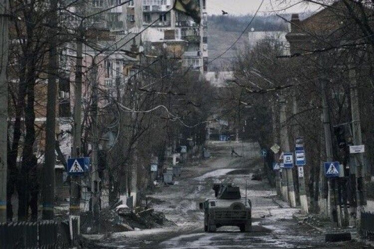 Україна ймовірно проводить контрольоване відведення військ у Бахмуті, - ISW