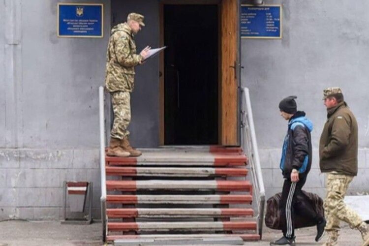 Нардепу вручили повістку на вулиці: у Раді не задоволені мобілізаційними методами