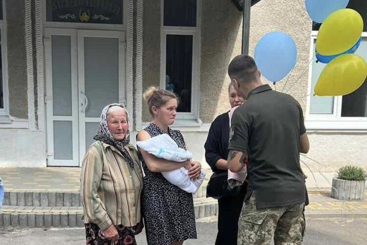 На Волині за військовими традиціями привітали народження сина загиблого Героя