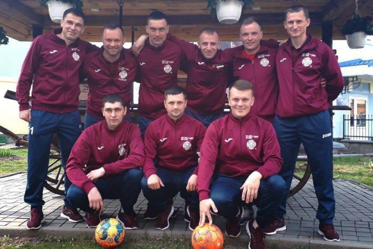 Рівненські рятувальники вбралися у спортивне й поїхали до Житомира копати м'яча (фото)