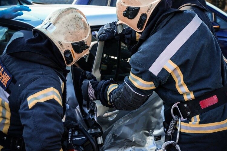 Щоб витягнути травмованого чоловіка з авто, в обласному центрі Волині викликали рятувальників