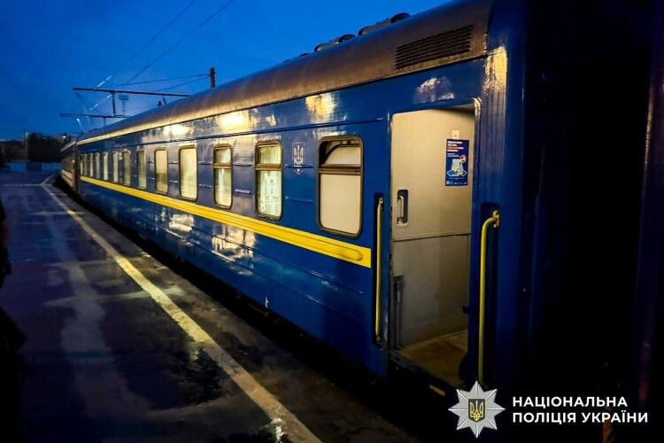 У Рівному чоловік впав з платформи прямо перед пасажирським поїздом