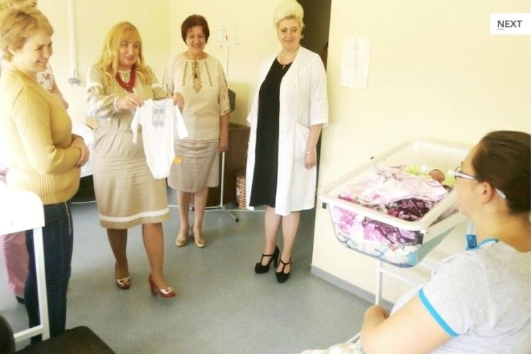Новонароджених одягнули у вишиванки