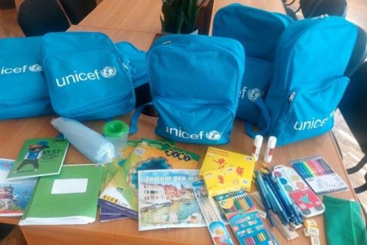 Волинські школярі отримали тисячу наплічників від «UNICEF»