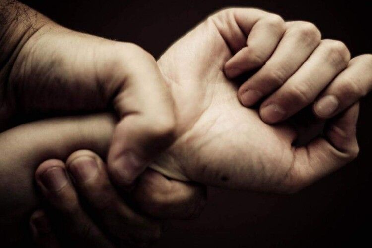 Били та ґвалтували по черзі: заарештували 15-річних підлітків, які познущалися з працівниці сауни (Фото)