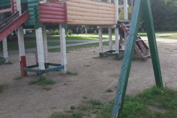 Дитячий майданчик біля «Мадагаскару» у Луцьку демонтують