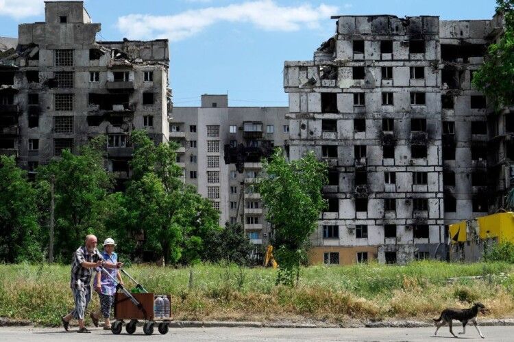Маріуполь: люди облаштовують городи поруч із могилами