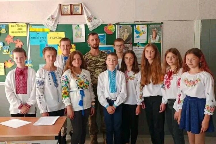На Волині вчитель-військовий прийшов до своїх учнів з гостинцями