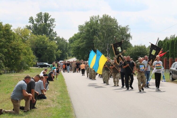 У Горохові під звуки сирени попрощалися із загиблим Героєм Артуром Данилюком