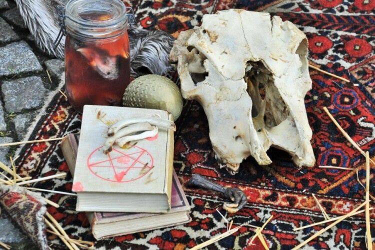 Перевернута пентаграма, свічки та кістки: на Волині запідозрили проведення сатанинського ритуалу
