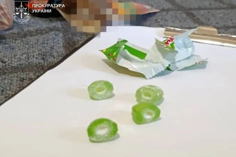Ховав наркотики в цукерках: на Волині судили чоловіка за «передачі» в СІЗО