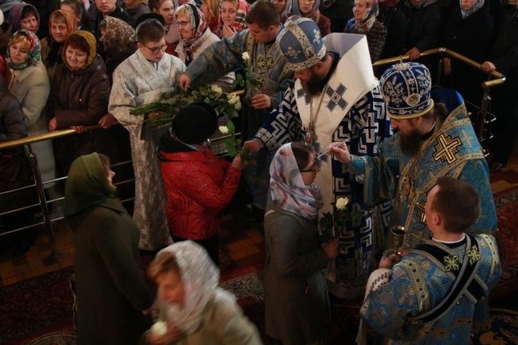 Митрополит Луцький і Волинський Михаїл вже традиційно подарував кожній прихожанці білу троянду (фото)