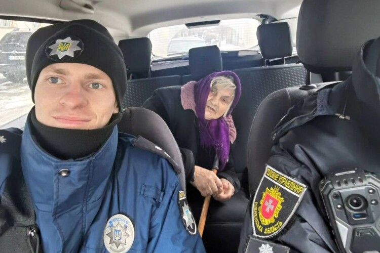 У Дубні поліцейські допомогли пенсіонерці знайти домівку