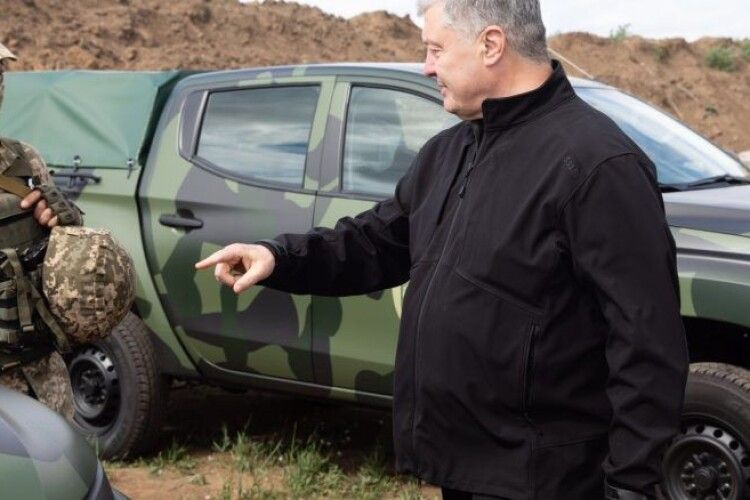 Порошенко привіз нові пікапи артилеристам ВМС, які регулярно відправляють росіян та їхні кораблі у пекло (Відео)