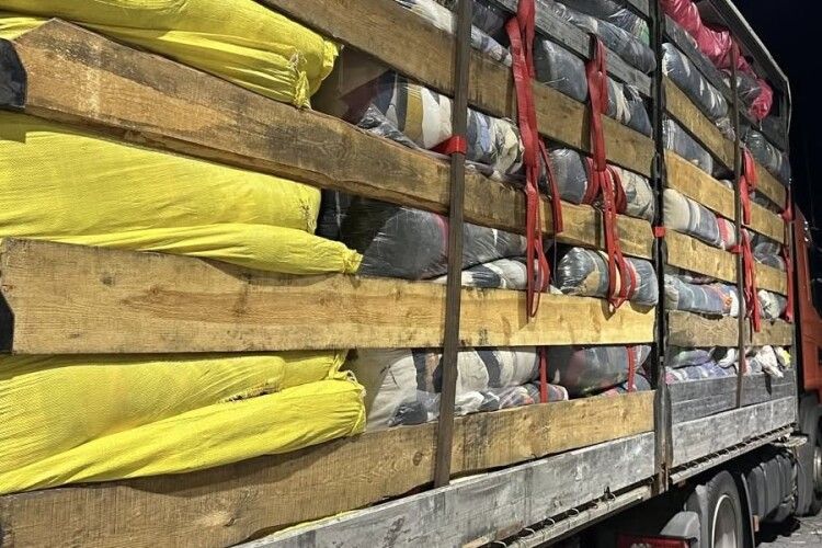 Волинські митники виявили понад 5 тонн нового одягу серед партії секонд-хенду