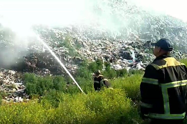 Рятувальники боролися із вогнем на міському сміттєзвалищі