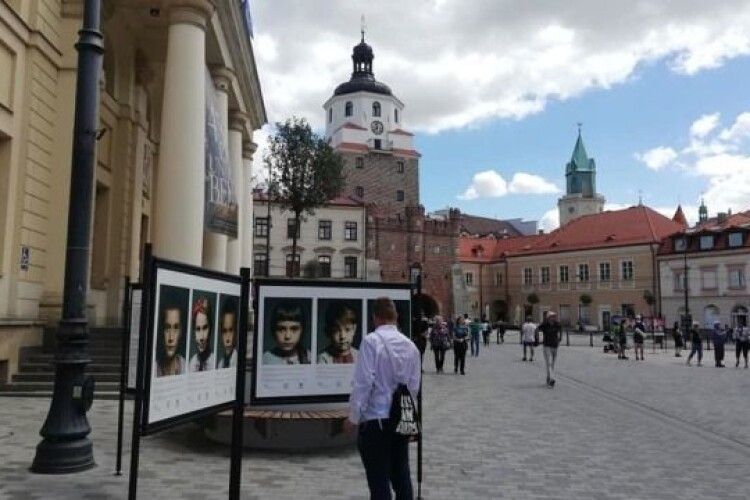 У Любліні --  фотовиставка з портретами дітей загиблих воїнів України