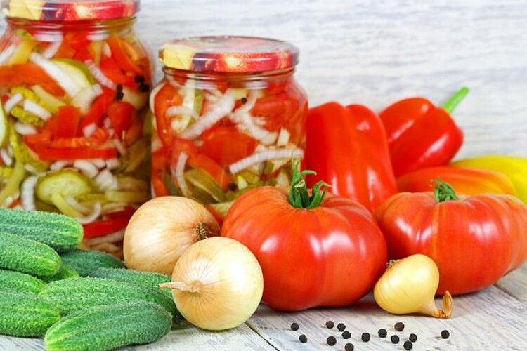 Українці встановили рекорд з наминання імортних помідорів, цибулі, перцю та огірків