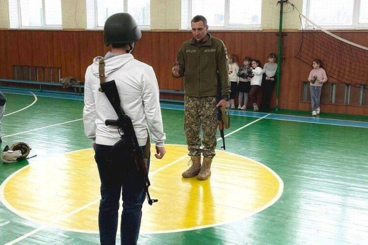 Військовий з Волині навчає дітей захищати Батьківщину