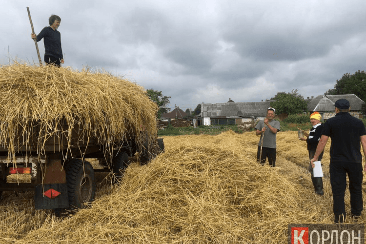 Любомльські рятувальники розповіли селянам про пожежну безпеку під час жнив