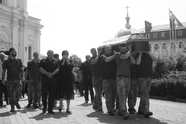 Схилімо голови: у Луцьку провели в останню дорогу ще одного Героя