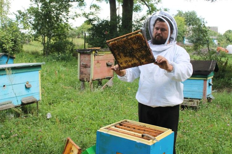  З особливим благоговінням освячує мед 