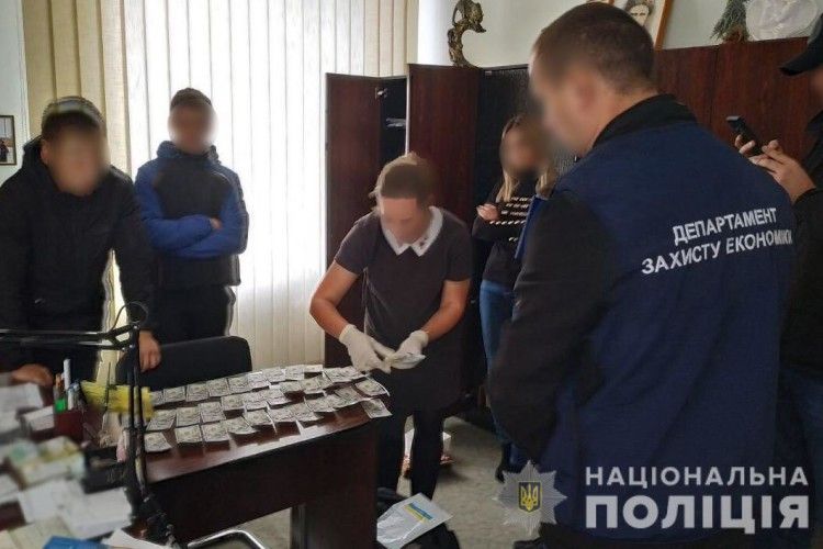 У Рівненського чиновника на шафі портрет Шевченка, а у конверті – хабар