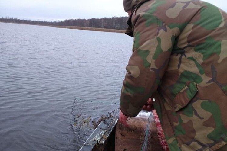 Скільки браконьєрів виявили на Шацьких озерах в перший тиждень нового року