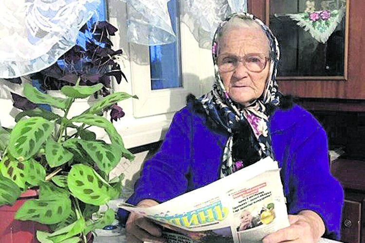 90-річна бабуся Ганнуська про все довідується з газети «Волинь»