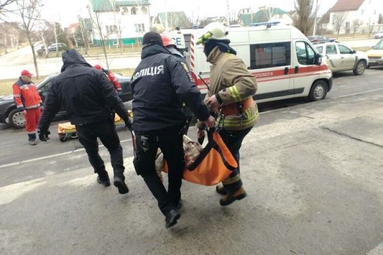 Немічна бабуся стогнала і плакала: на Рівненщині рятувальники відкривали двері квартири