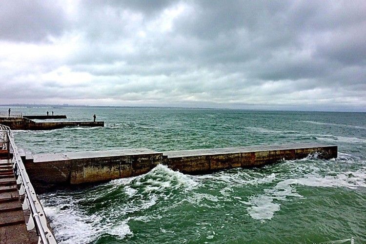 Ураганний вітер в Одесі здув у Чорне море візочок з дитиною