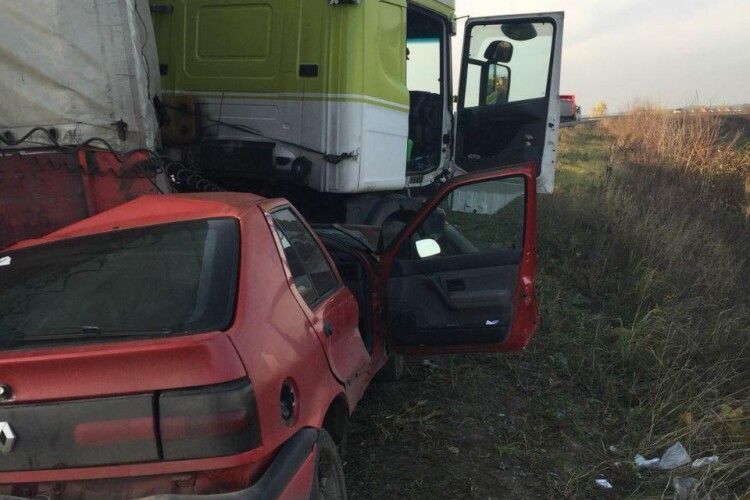 Під Здолбуновом моторошна аварія за участю вантажівки та легковика (фото)