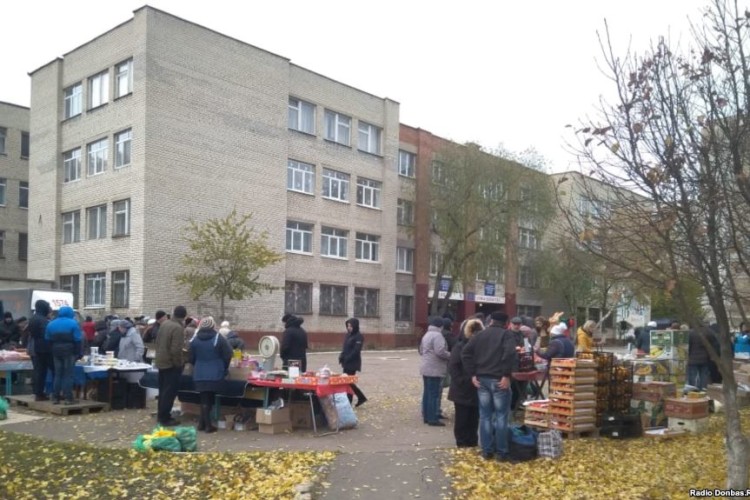 Жителів Донбасу на псевдовибори заманюють дешевими продуктами