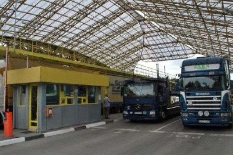 В пункті пропуску «Ягодин» виявили викрадену у Франції вантажівку