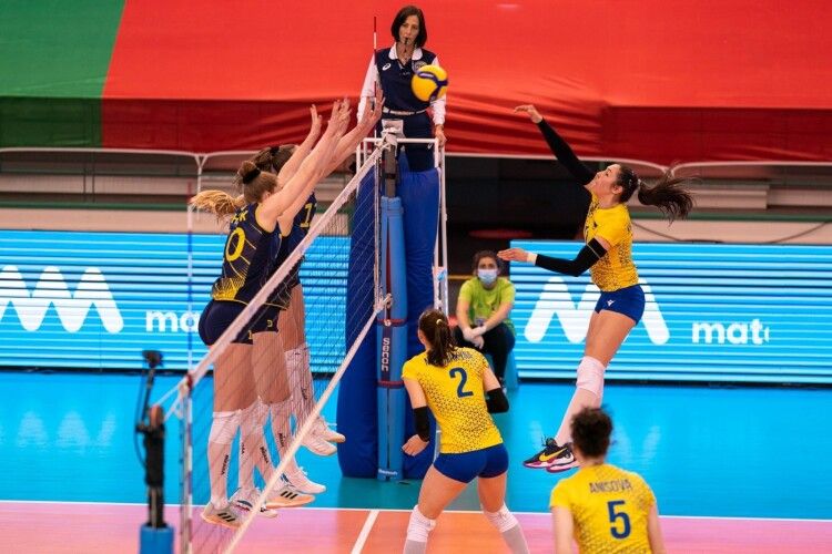 Українські волейболістки поступаються шведкам (Фото)