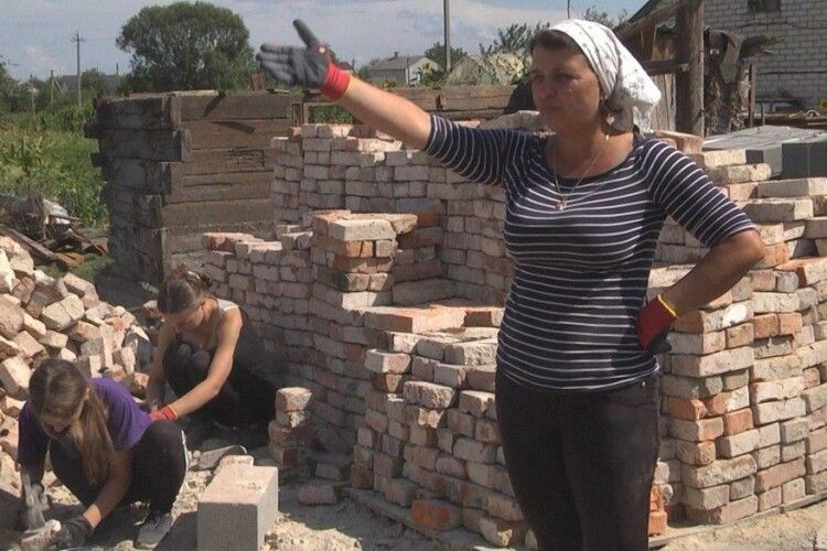 У селі на Волині відновлюють будинок, що знищили уламки зенітної ракети, яка збила ворожі безпілотники