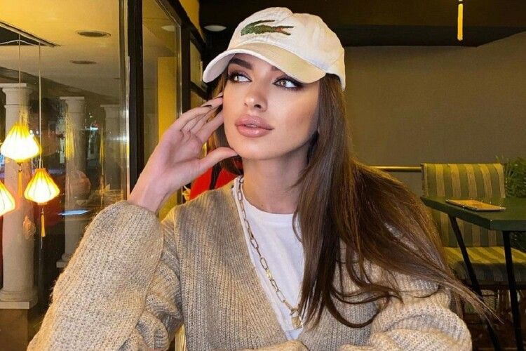 «Ненавиджу наших людей»: туристка вибухнула образами в бік України та аеропорту (Відео)