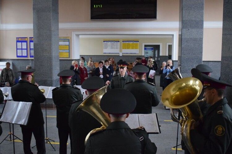 У Луцьку на Залізничному вокзалі «флешмобив» оркестр Національної гвардії