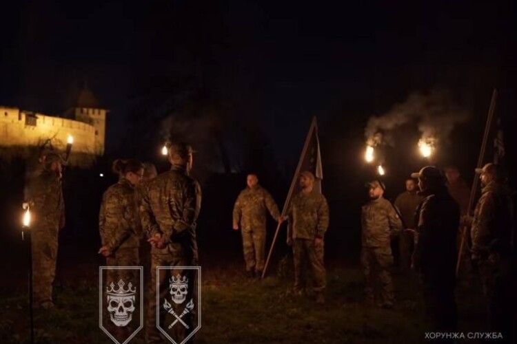 Біля стін замку Любарта воїни урочисто отримали шеврони хорунжої служби (Відео)